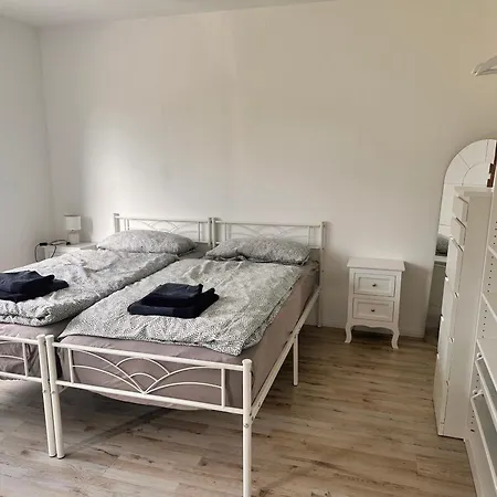 Schoene Mit Waldblick In *