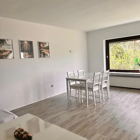 Schoene Mit Waldblick In