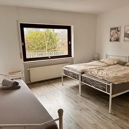 Schoene Mit Waldblick In *