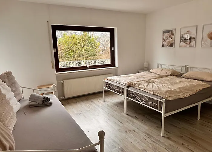 Schoene Mit Waldblick In *